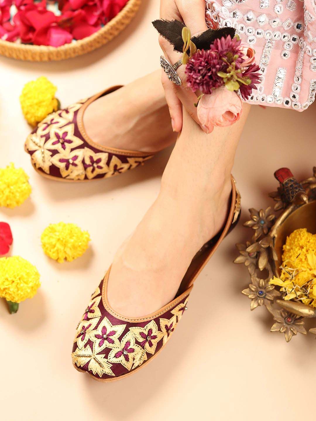 GLAM STORY Women Embellished Ethnic Mojaris Flats