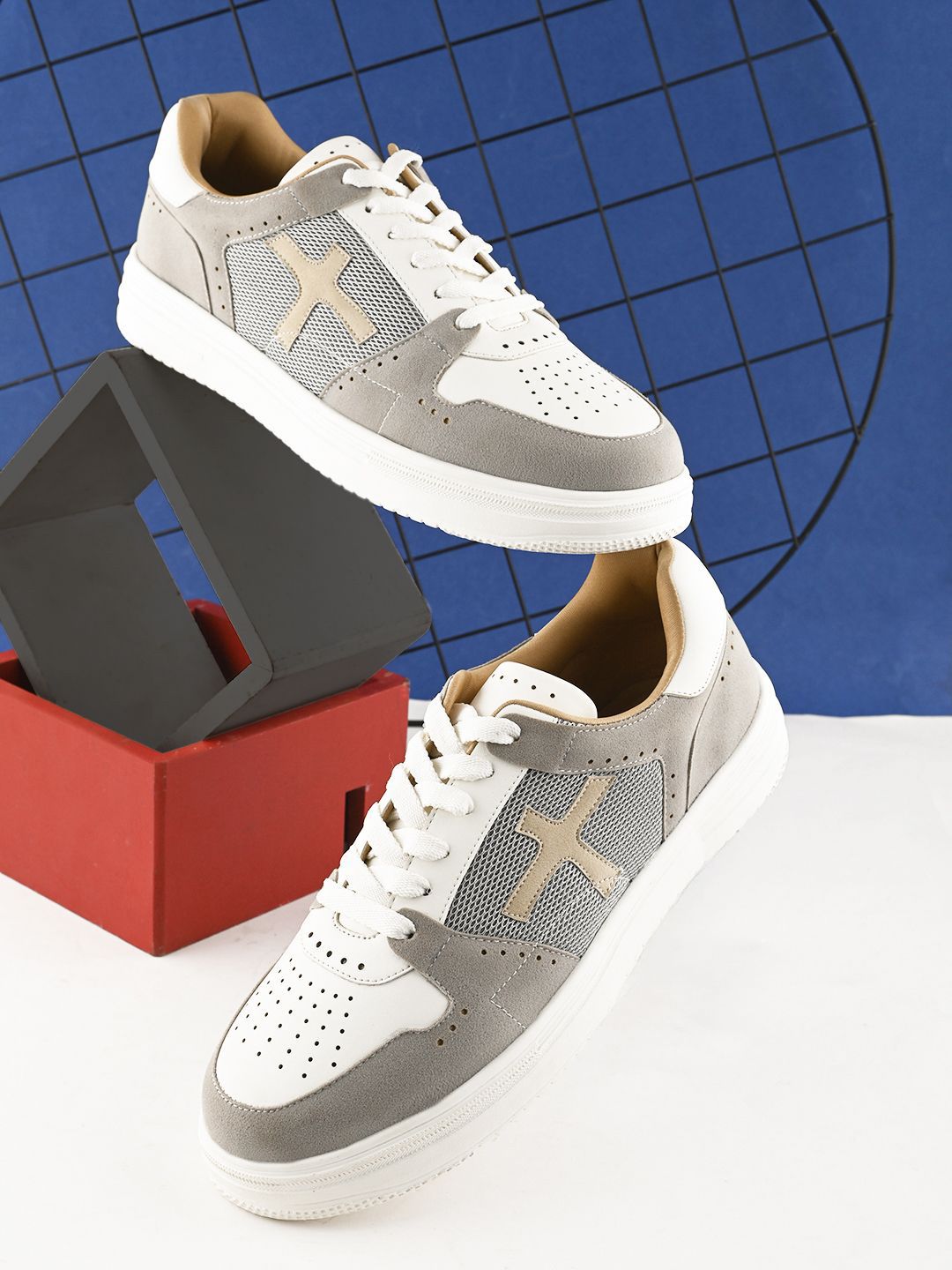 The Roadster Lifestyle Co Men Colorblocked Round Toe Lightweight Sneakers