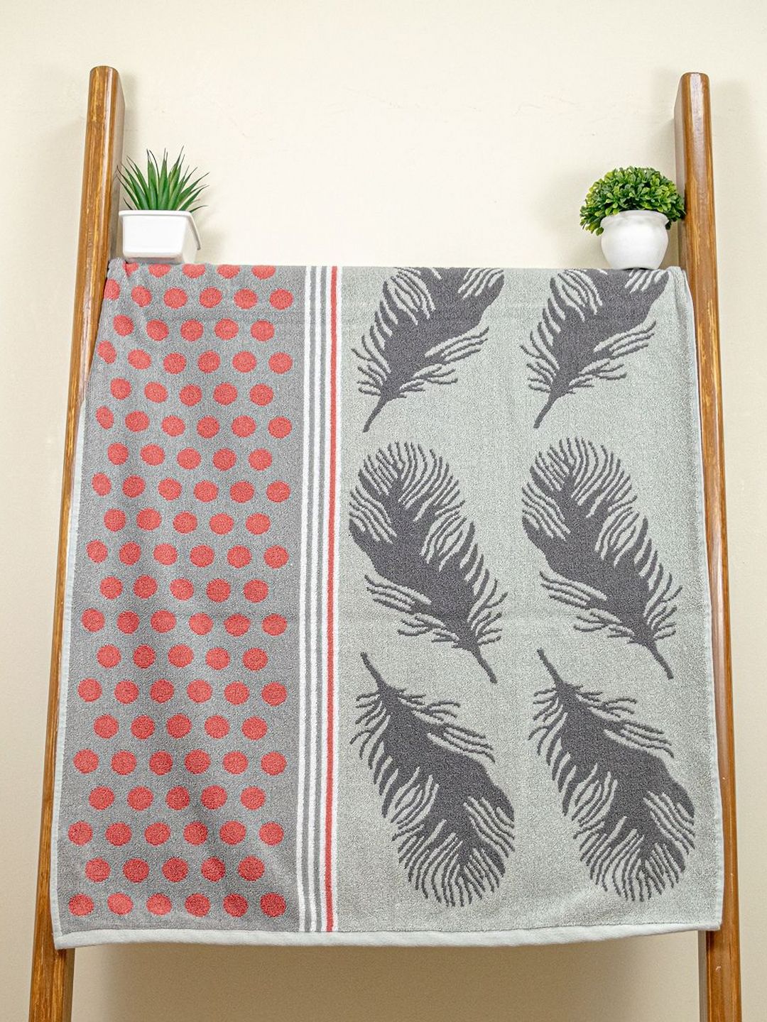 RANGOLI Grey & Red Printed Pure Cotton 460 GSM Bath Towel