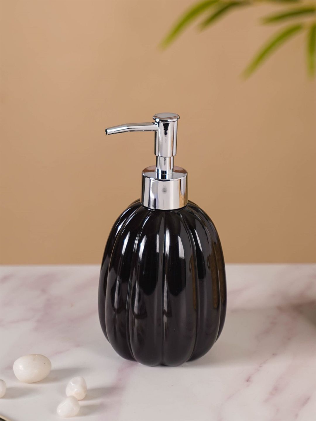 Nestasia Black & Silver-Toned Ribbed Glossy Textured Ceramic Soap Dispenser 400 ml