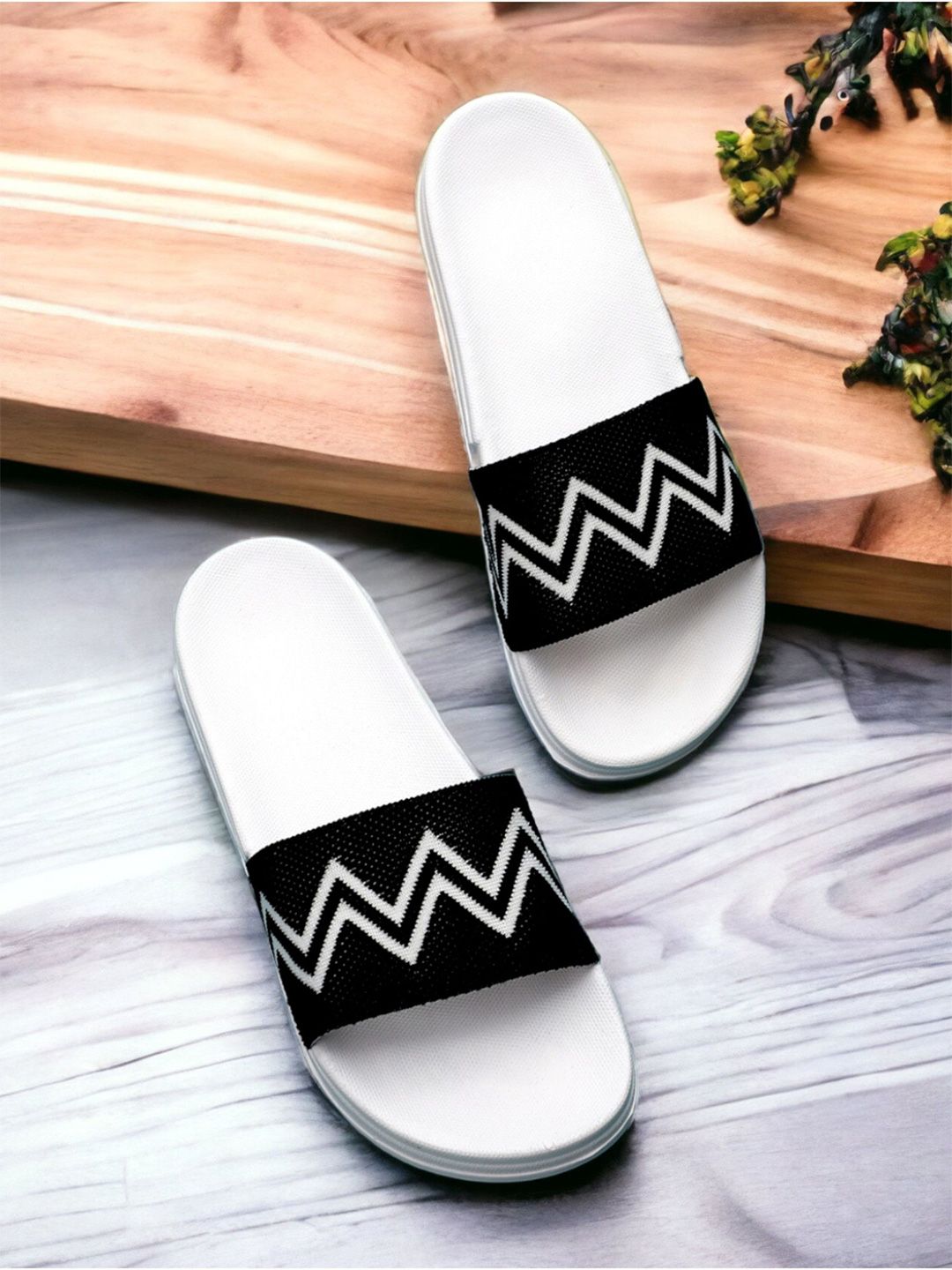 KAPYANSH Men Printed Sliders