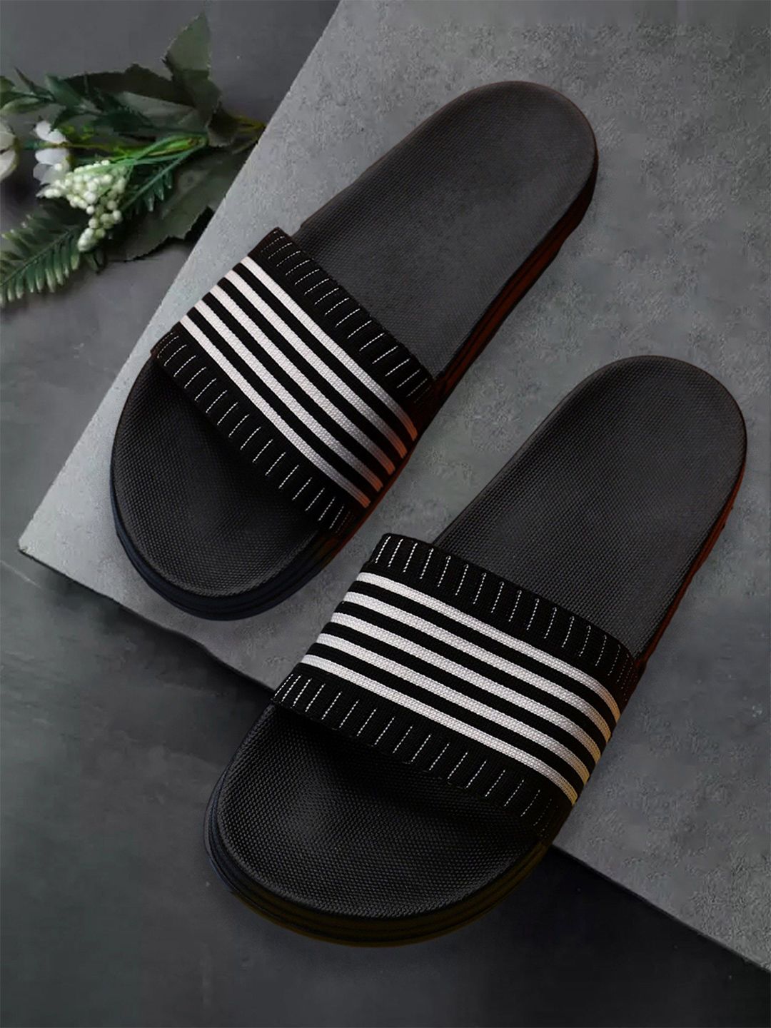 KAPYANSH Men Printed Sliders
