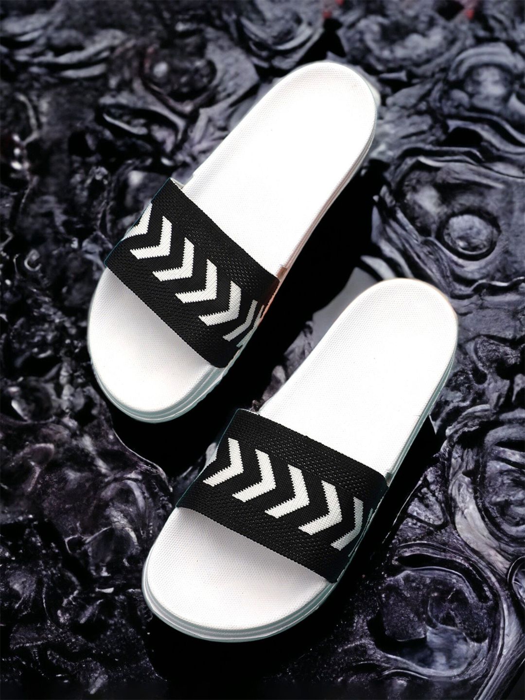 KAPYANSH Men Printed Sliders