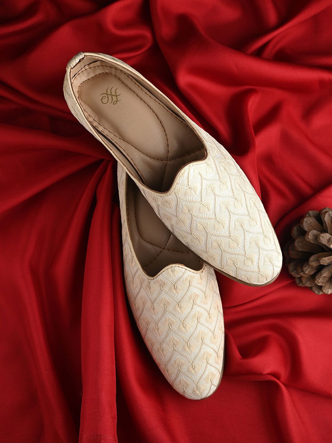 Men Embroidered Mojaris House of Pataudi Men Lightweight Embroidered Slip On Mojaris