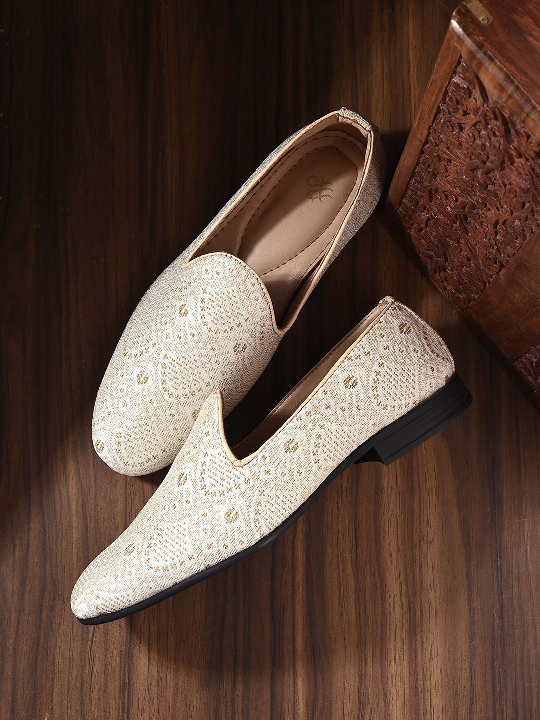 Men Embroidered Mojaris House of Pataudi Men Embroidered Lightweight Slip On Mojaris