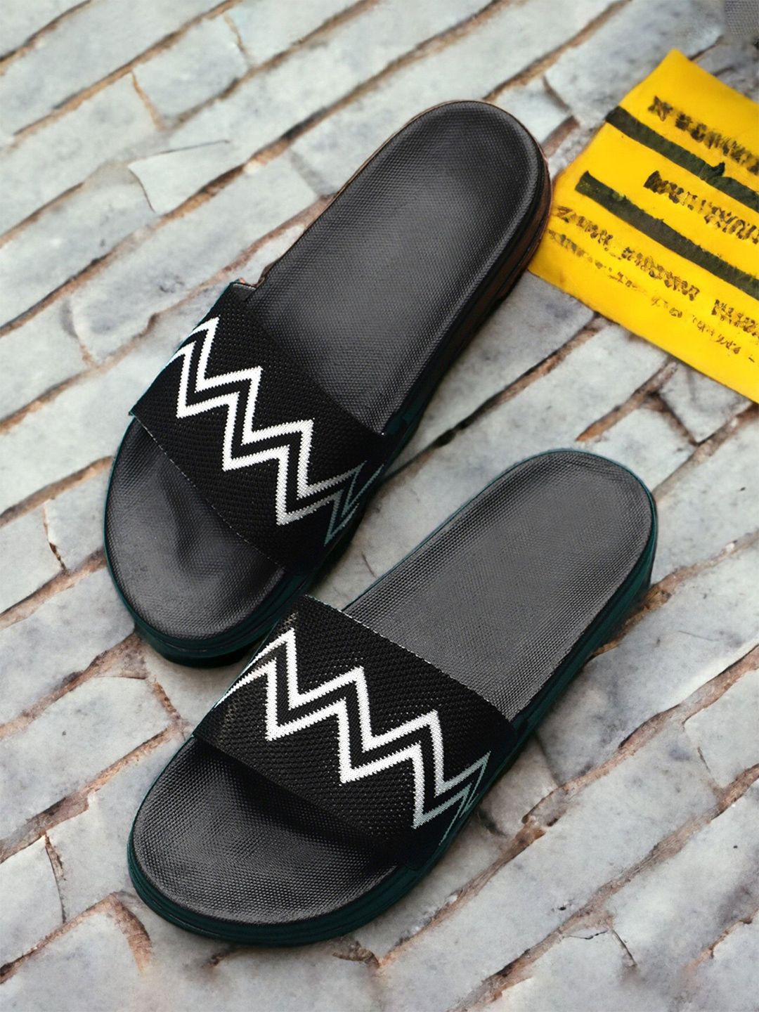 KAPYANSH Men Printed Sliders