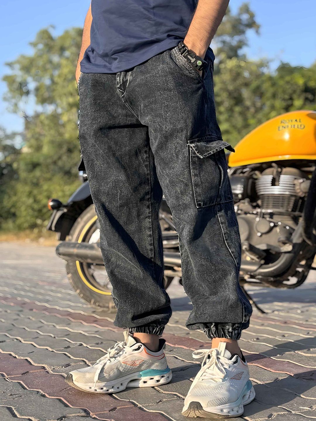 styzon Men Loose Relaxed Fit Mildly Distressed Light Fade Jeans