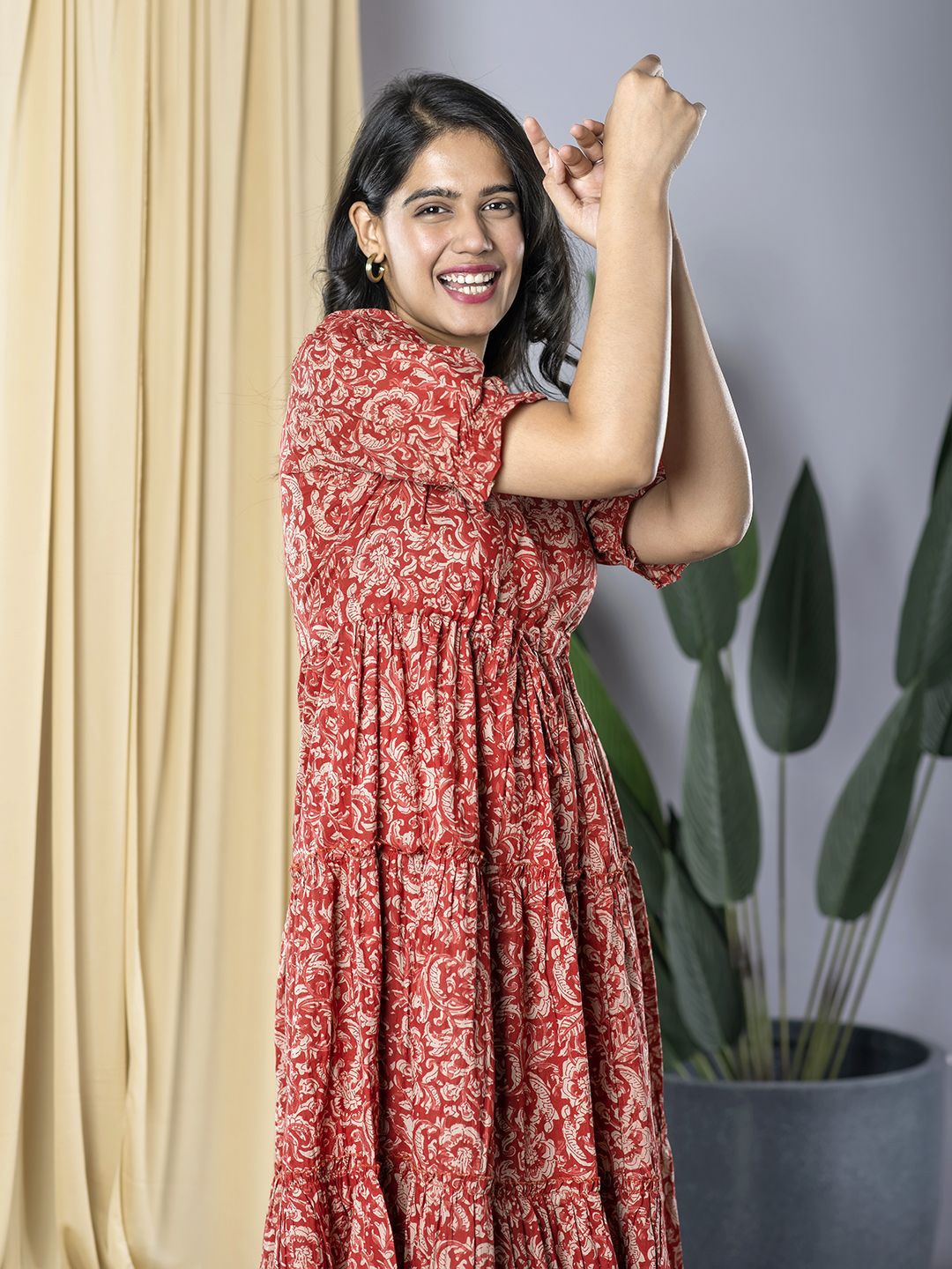 slip into the night midi dress Motel nateda flocked plaid midi cami dress in Black
