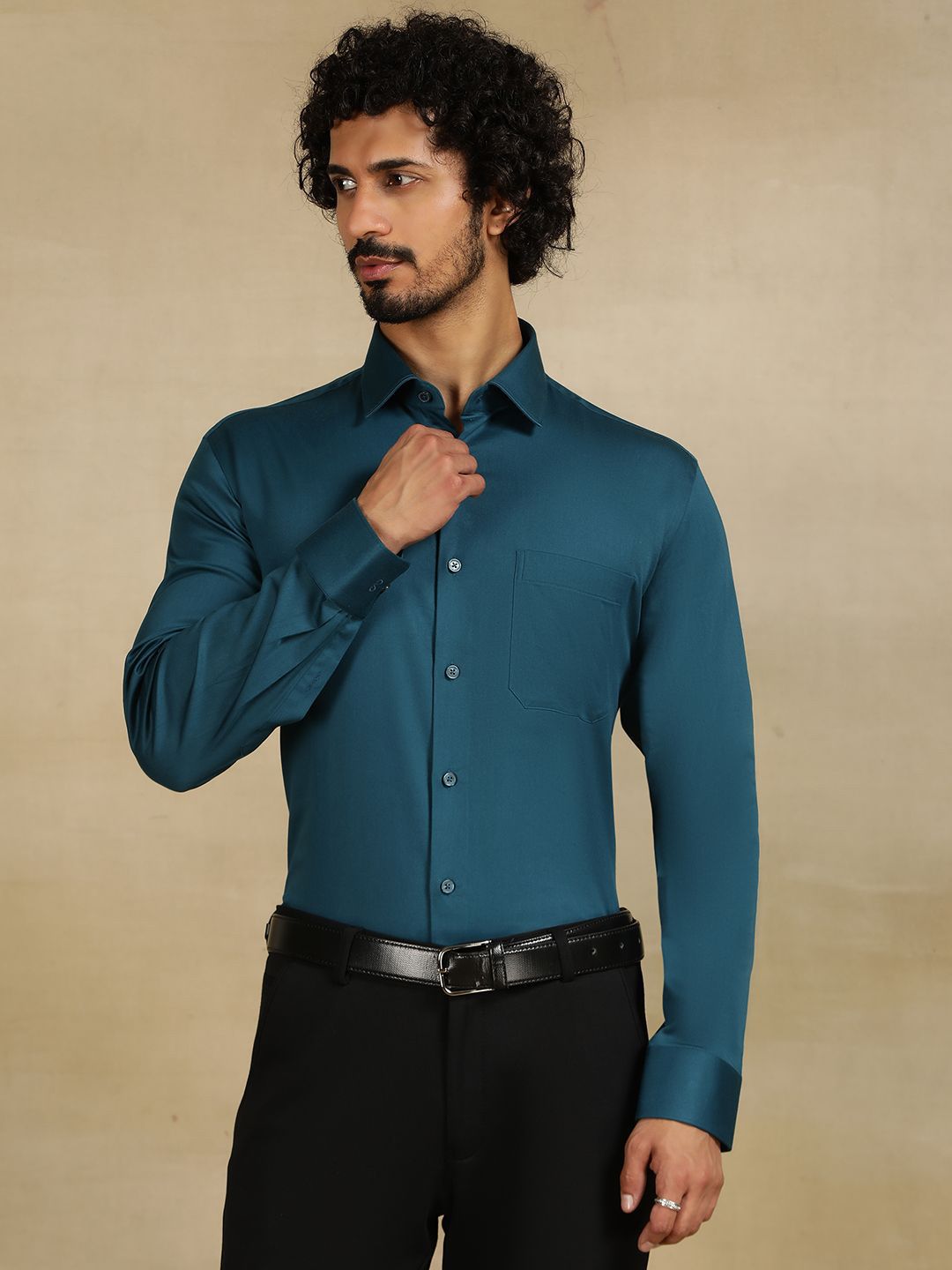 JADE BLUE Men Cutaway Collar Solid Cotton Slim Fit Formal Shirt