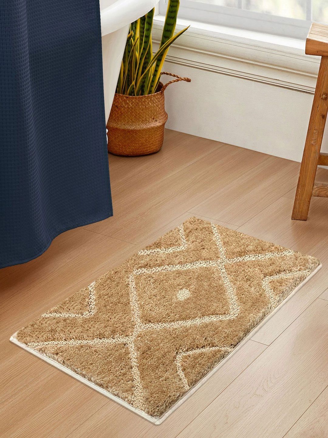 LUXEHOME INTERNATIONAL Gold Toned Microfiber Anti Skid Bath Rug