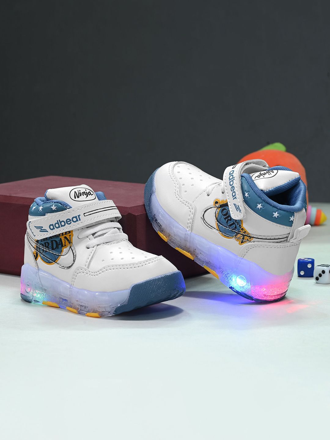 BIRDE BIRDE Boys Colourblocked Lightweight LED Sneakers