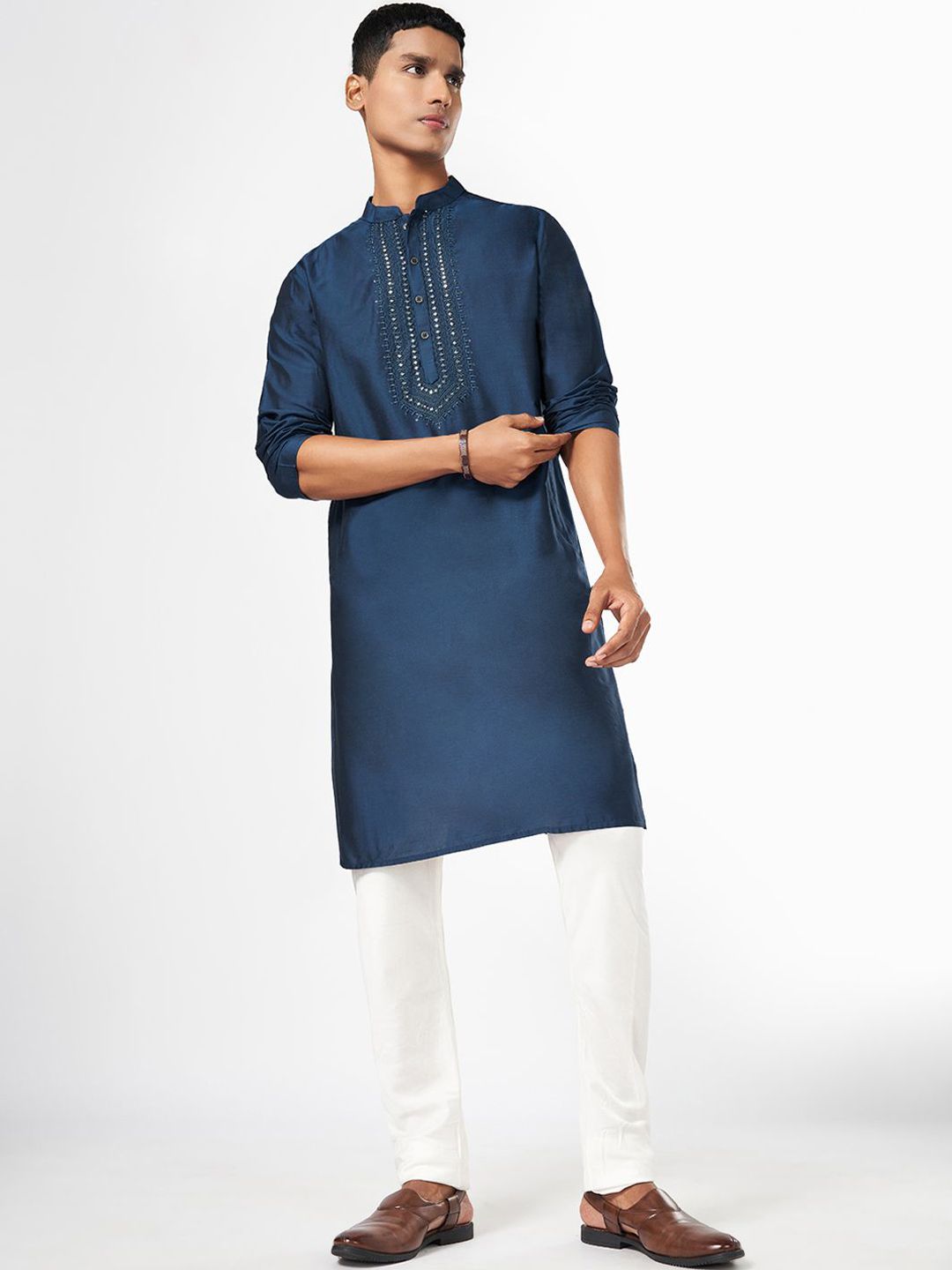 indus route by Pantaloons Floral Embroidered Mandarin Collar Mirror Work Straight Kurta