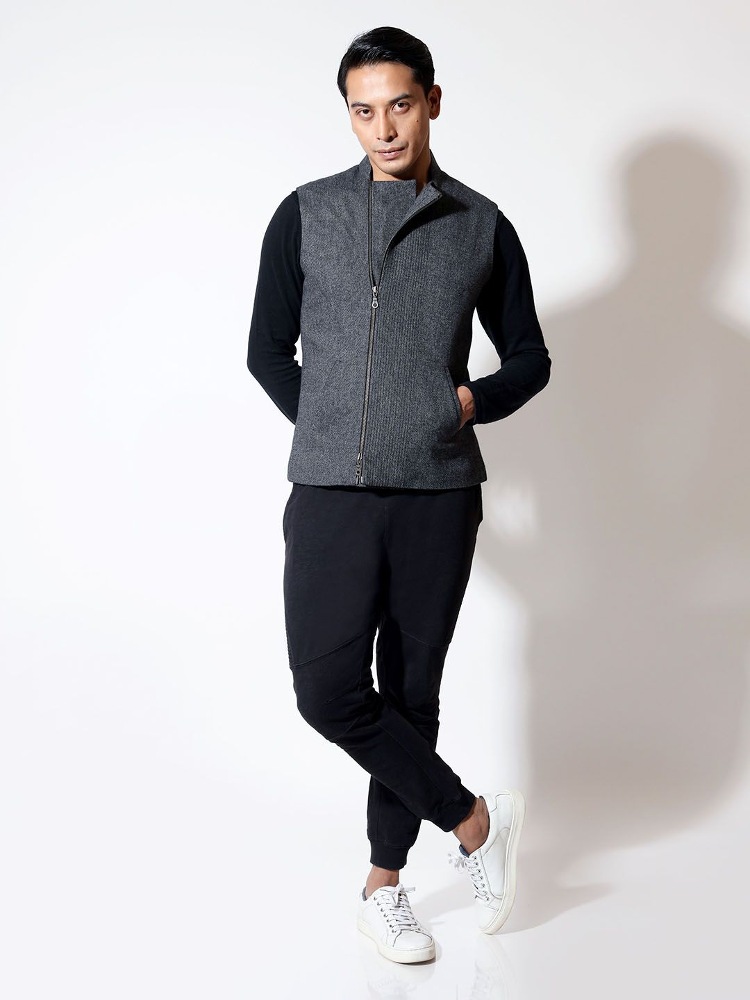 VIVEK KARUNAKARAN Men Sleeveless Tailored Jacket