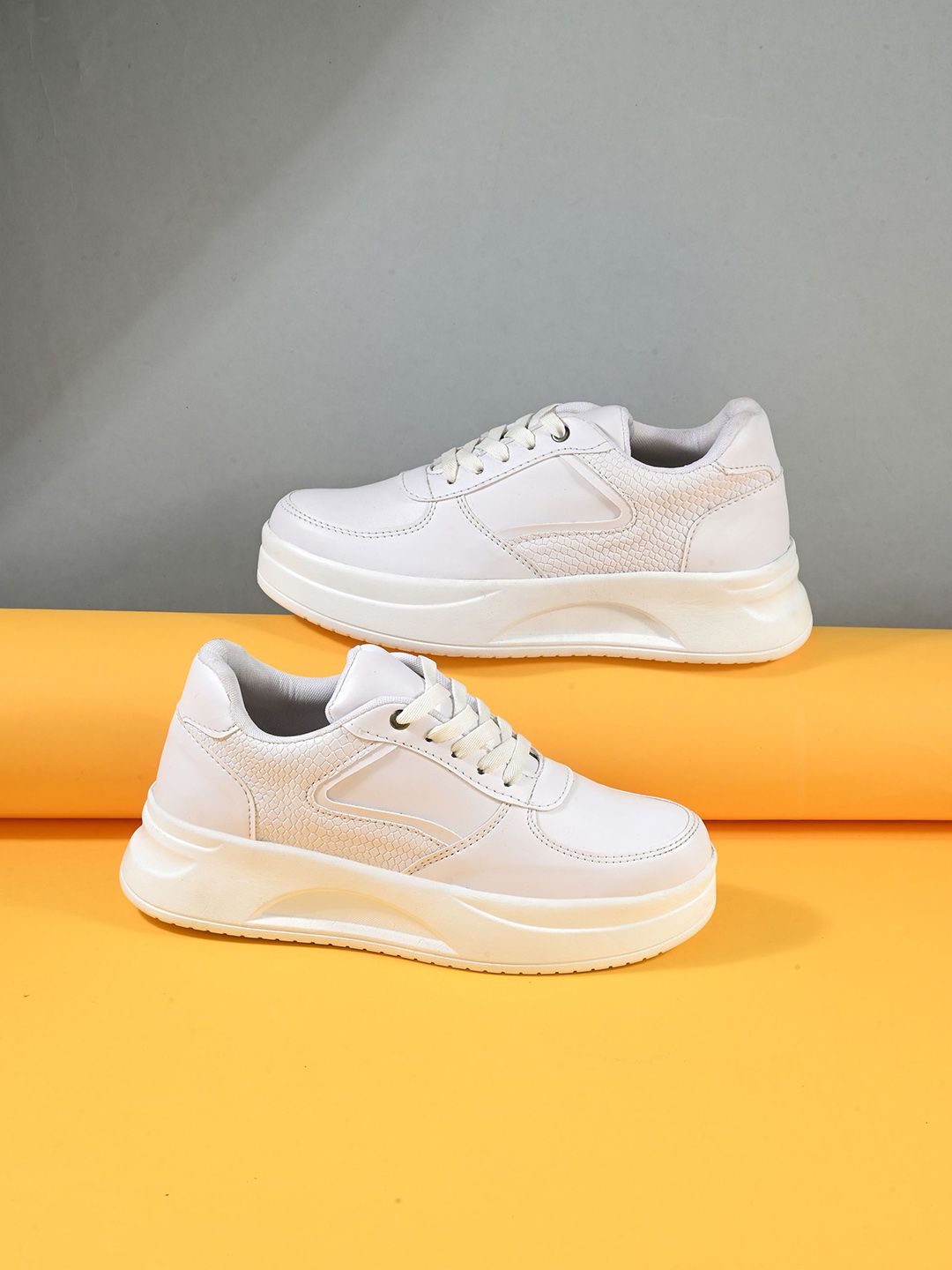 Roadster Women Casual Sneakers