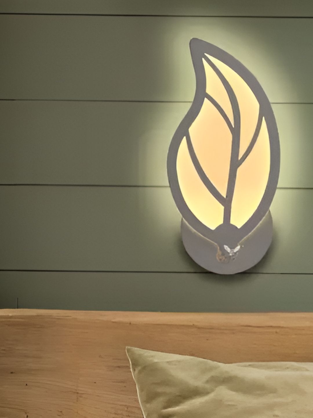 DENICRAAS Black & White Metal Contemporary Leaf Shaped Wall Lamp