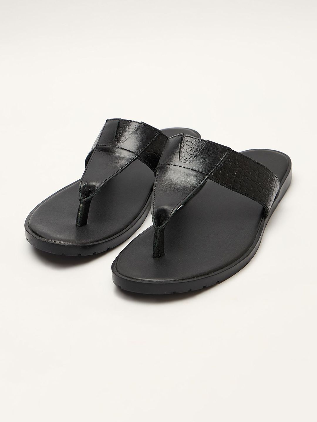 THE BEAR HOUSE Men Comfort Sandals deal from myntra