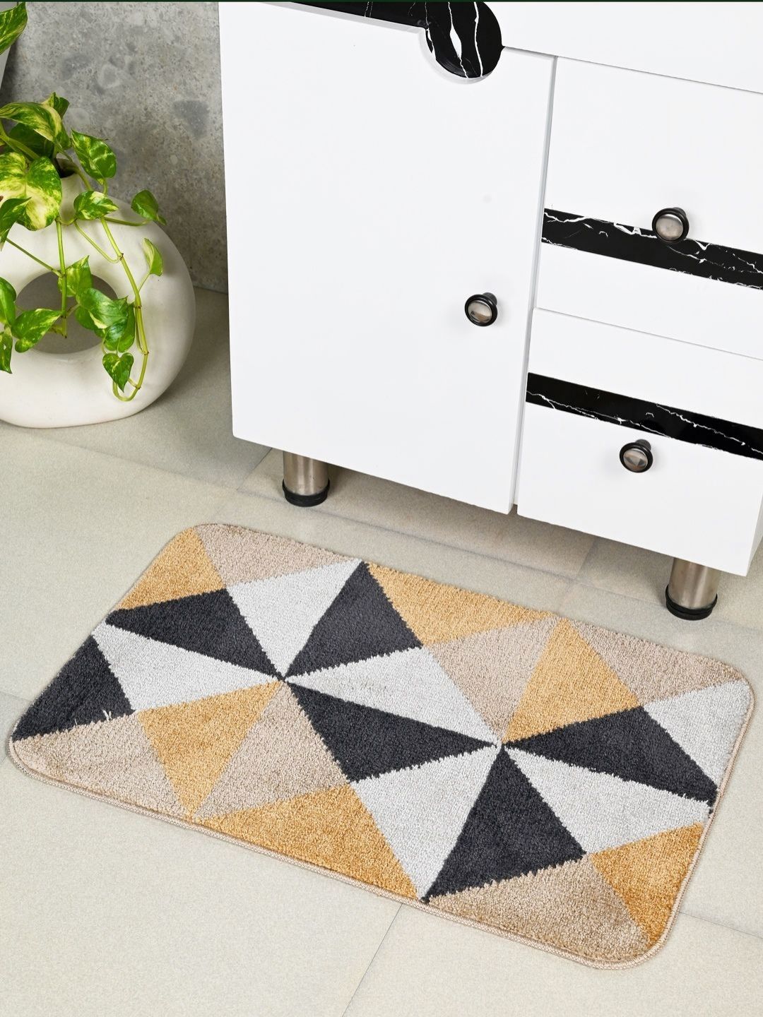 Saral Home Beige & Black Geometric Antiskid Bath Rug