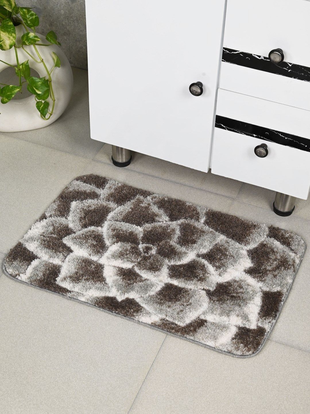 Saral Home Charcoal-Black & White Printed Anti-Skid Bath Rugs