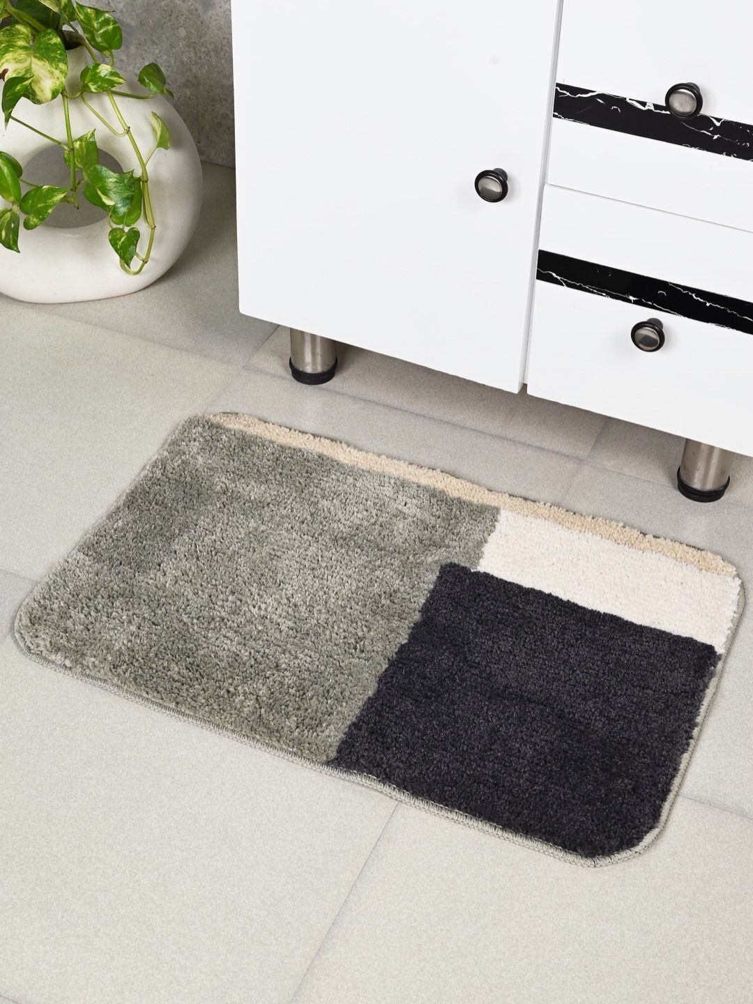 Saral Home Grey & Black 1960 GSM Textured Anti- Skid Bath Rug