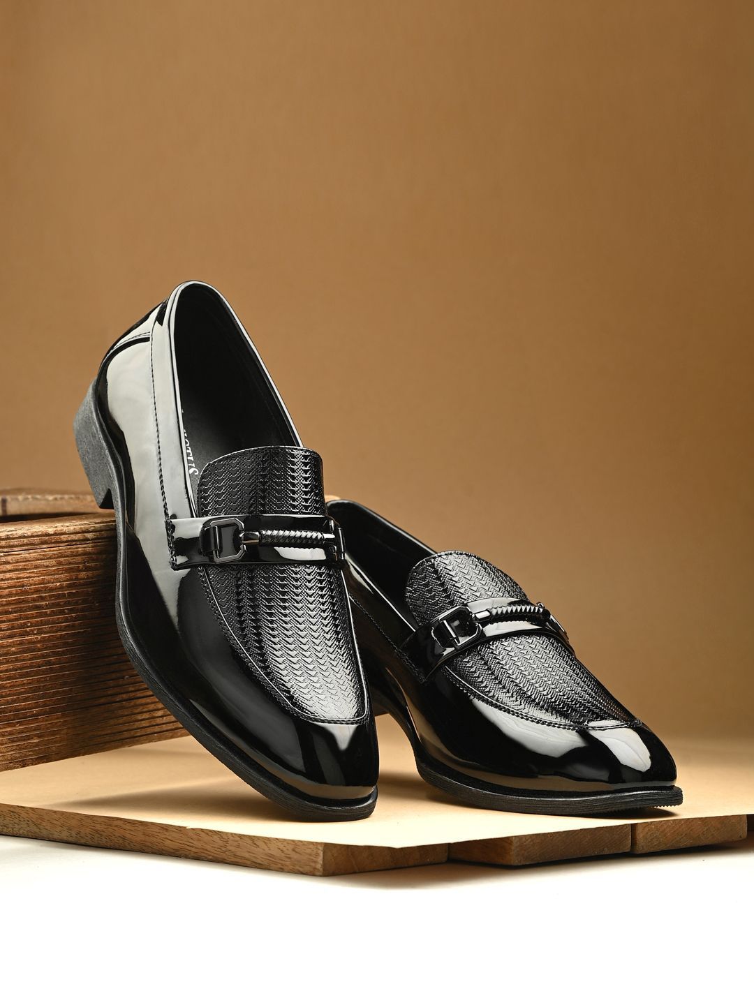 INVICTUS Men Textured Formal Loafers