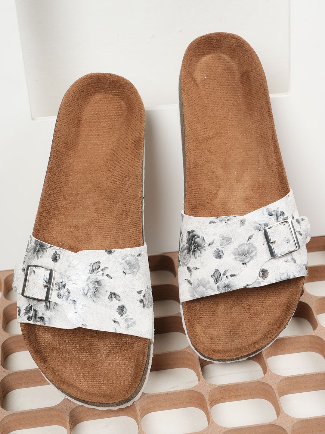 MOZAFIA Women Printed Sliders