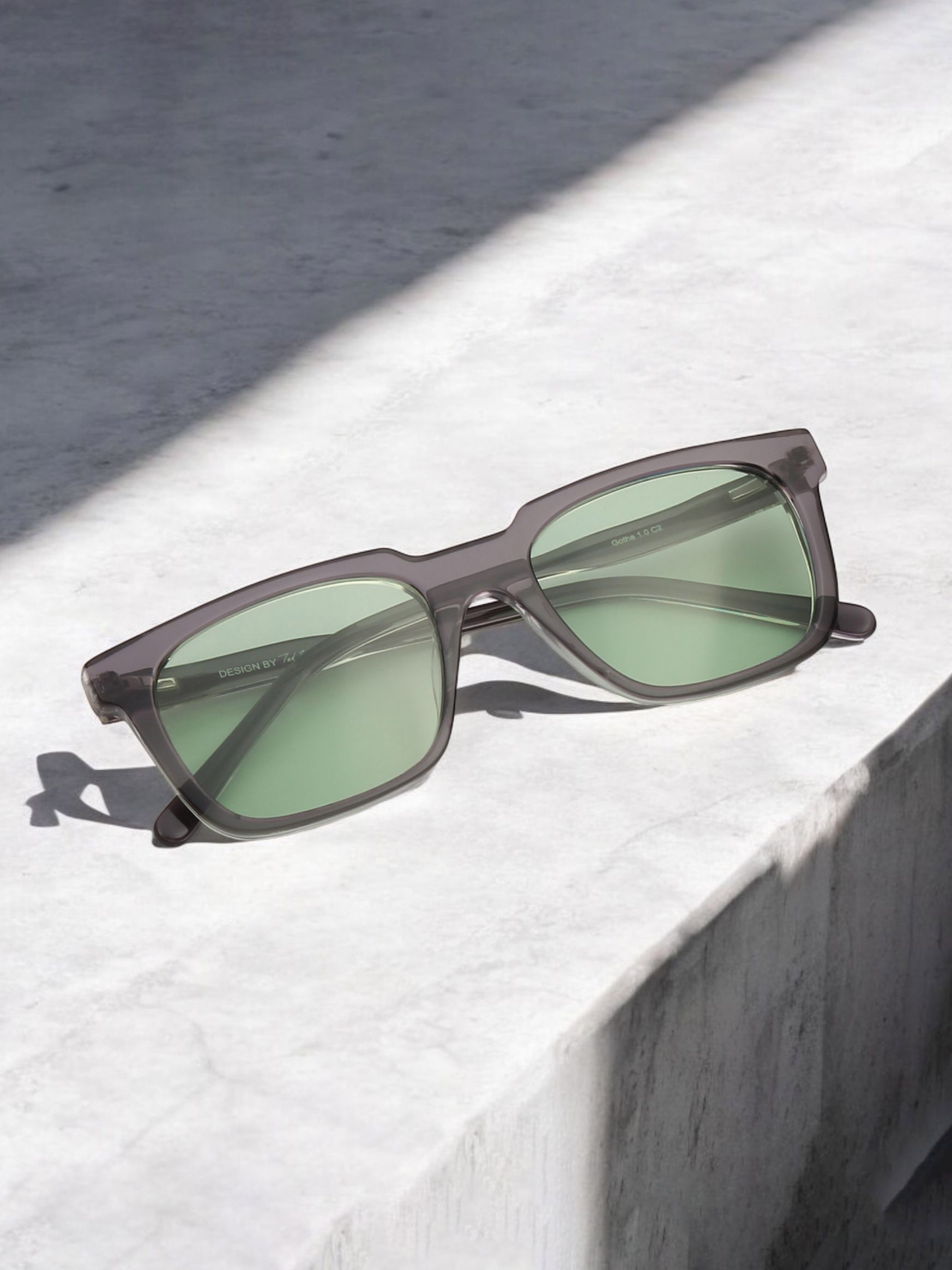 Ted Smith Unisex Wayfarer Sunglasses with Polarised and UV Protected Lens SUN-GOTHA1.0_C2