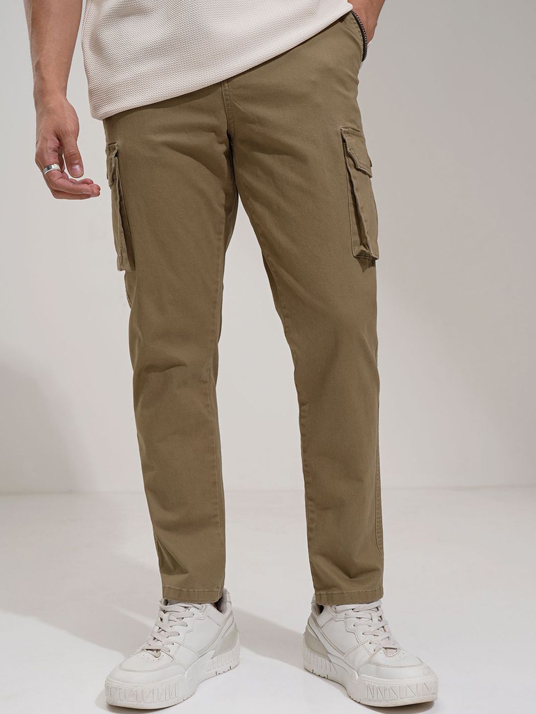 Men Mid-Rise Cargos Trousers HIGHLANDER Men Comfort Mid-Rise Cargos Regular Fit Trousers