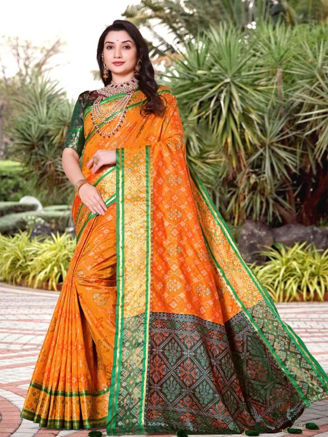 AKSH FASHION Bandhani Printed Patola Saree