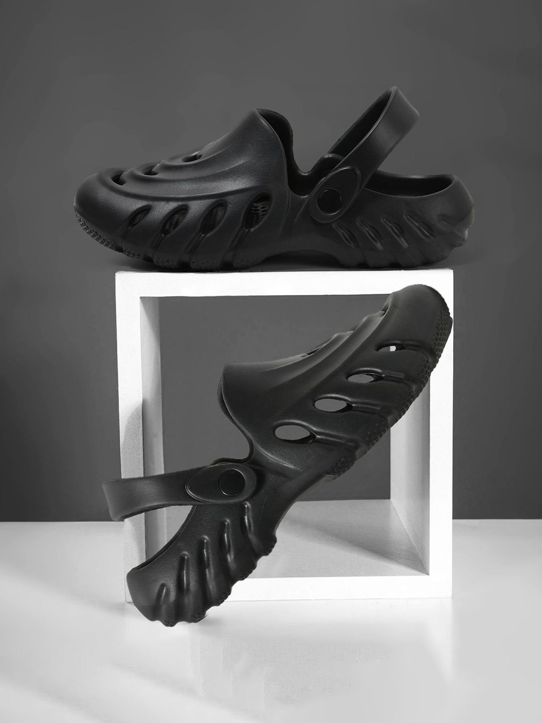 TOMSY CHOICE Men Embellished Clogs