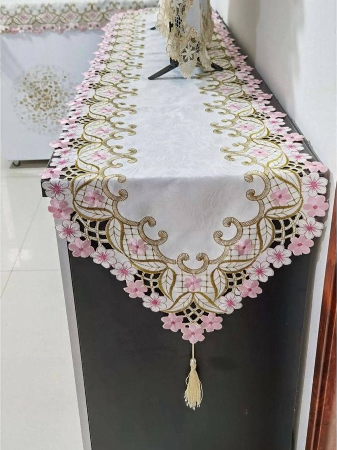 TANLOOMS White & Pink Floral Embroidered Table Runner