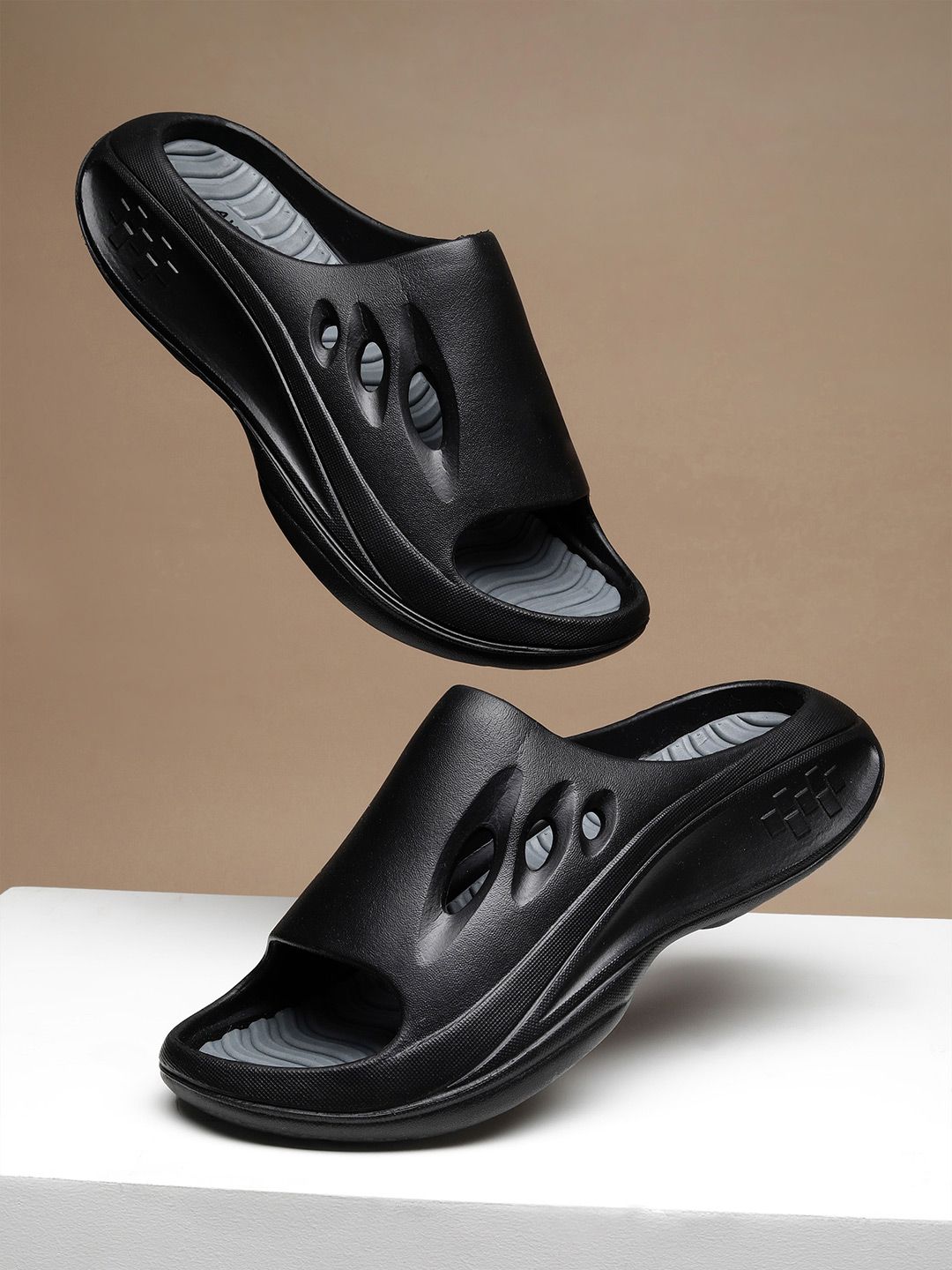 AVANT Men Hover Sliders - Black