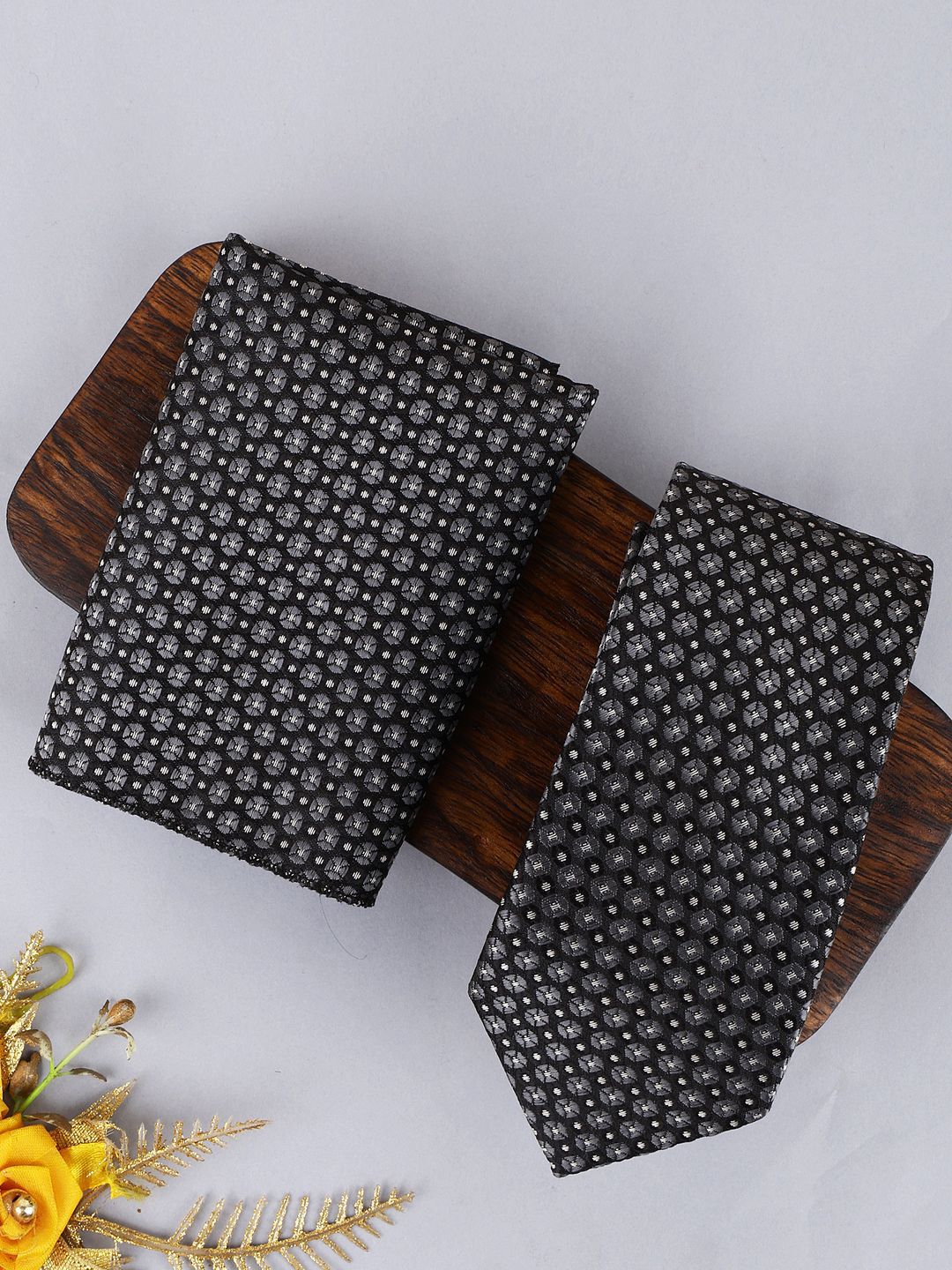 Alvaro Castagnino Men Tie and Pocket Square Accessory Gift Set