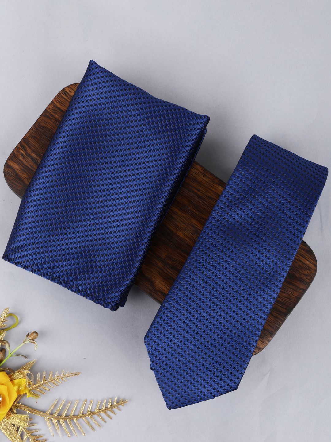 Alvaro Castagnino Men Tie and Pocket Square Gift Set