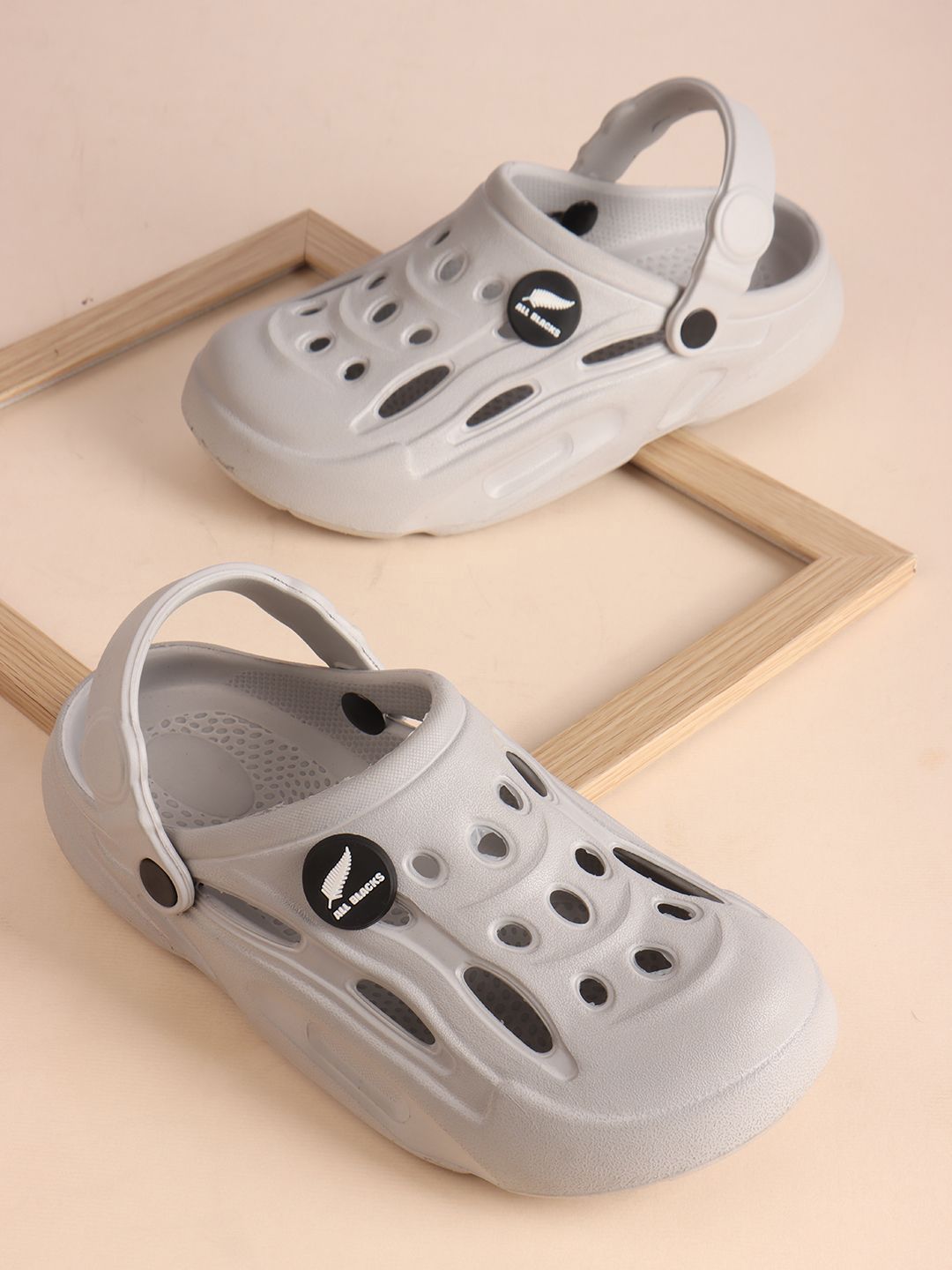 carrito Men Self Design Light Weight & Comfortable Clogs