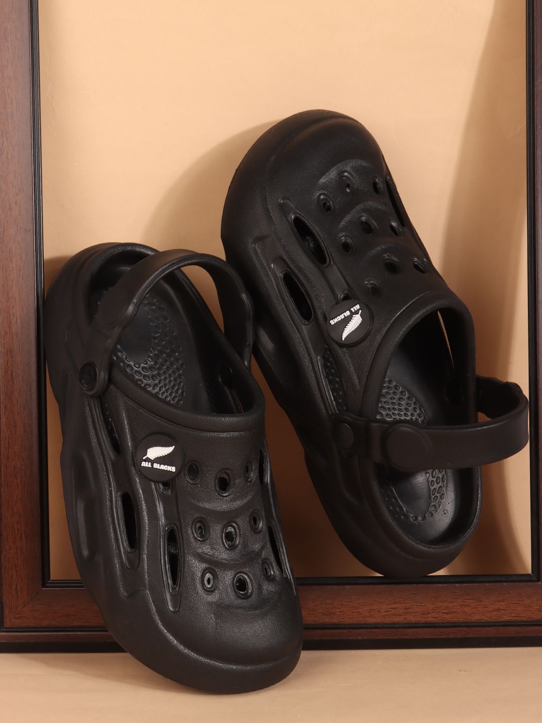 carrito Men Self Design Clogs Flip Flops
