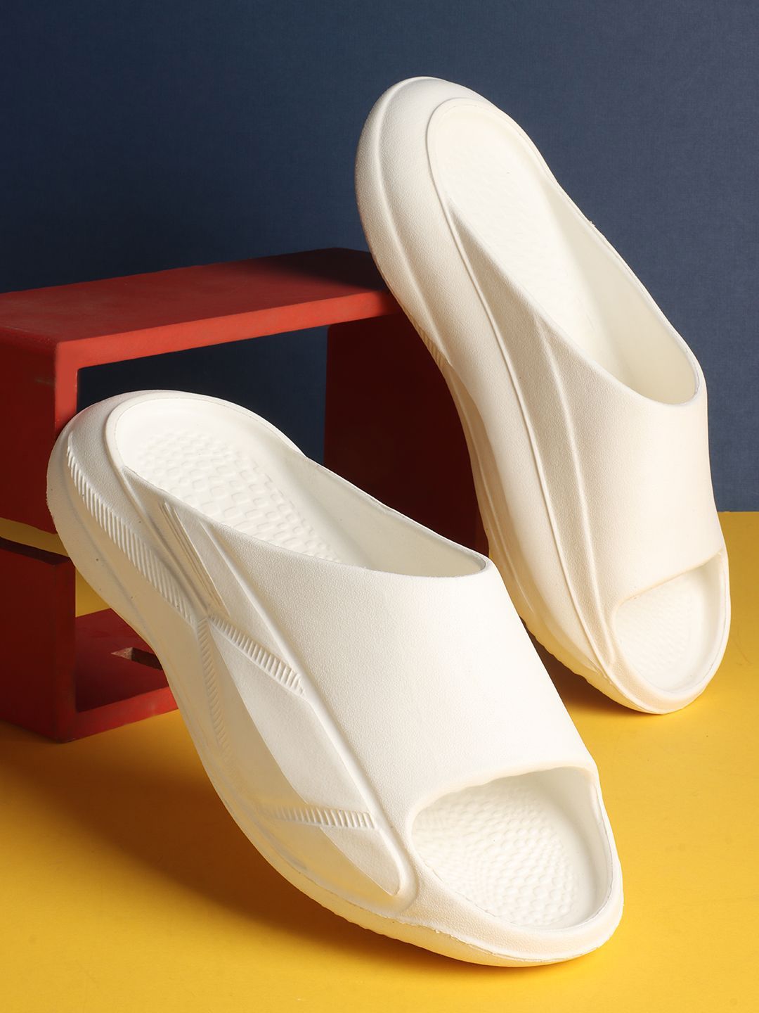 carrito Men Self Design Sliders