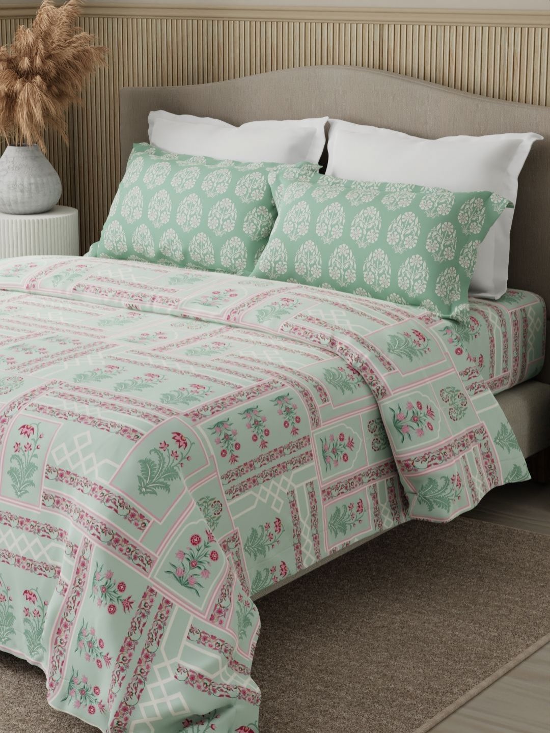 Boutique Living India Boutique Living India Green & Pink Floral 200 TC Queen Bedsheet with 2 Pillow Covers