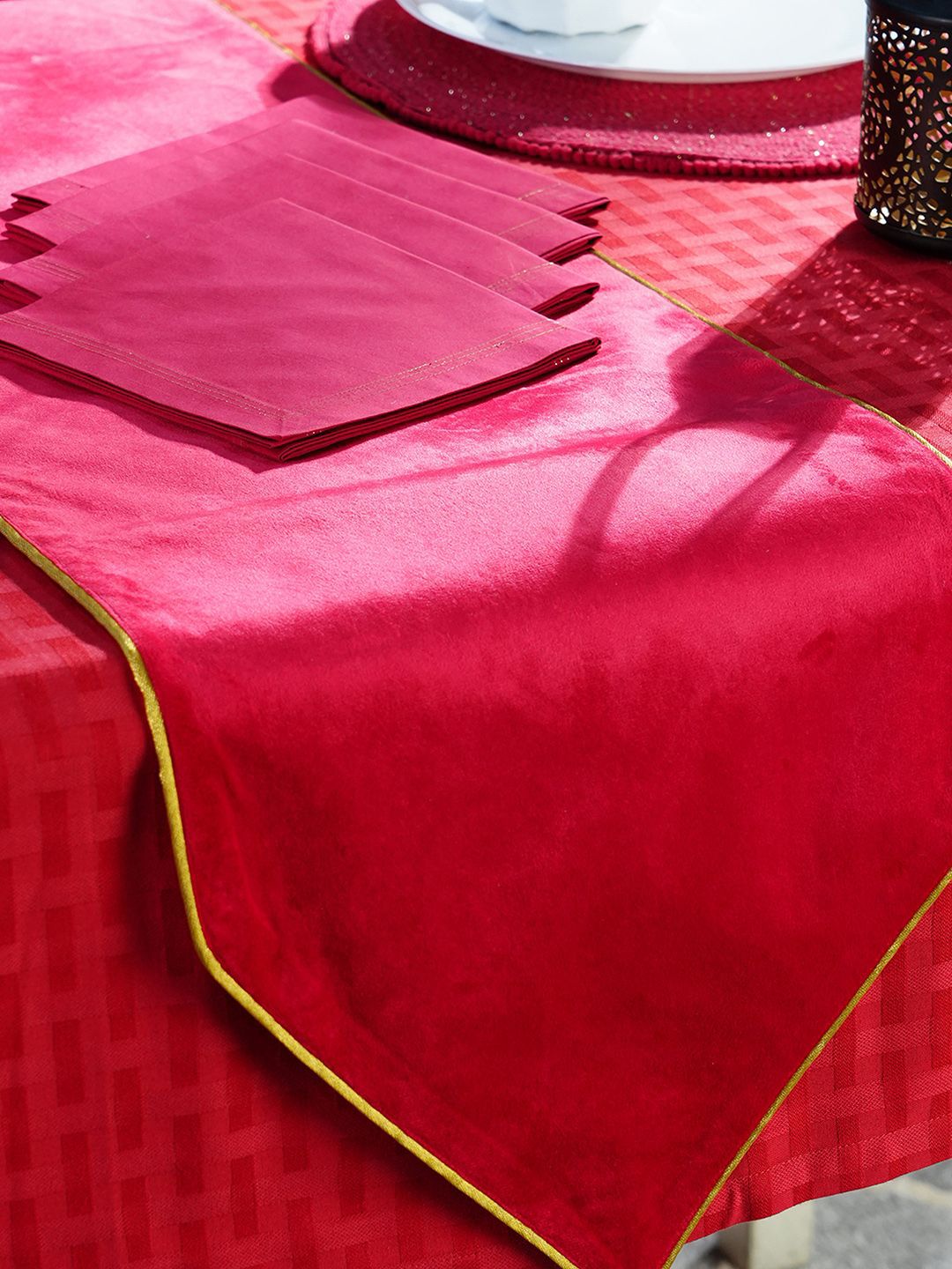 MASPAR Pink & Gold Toned 4 Seater Table Runner With Napkins