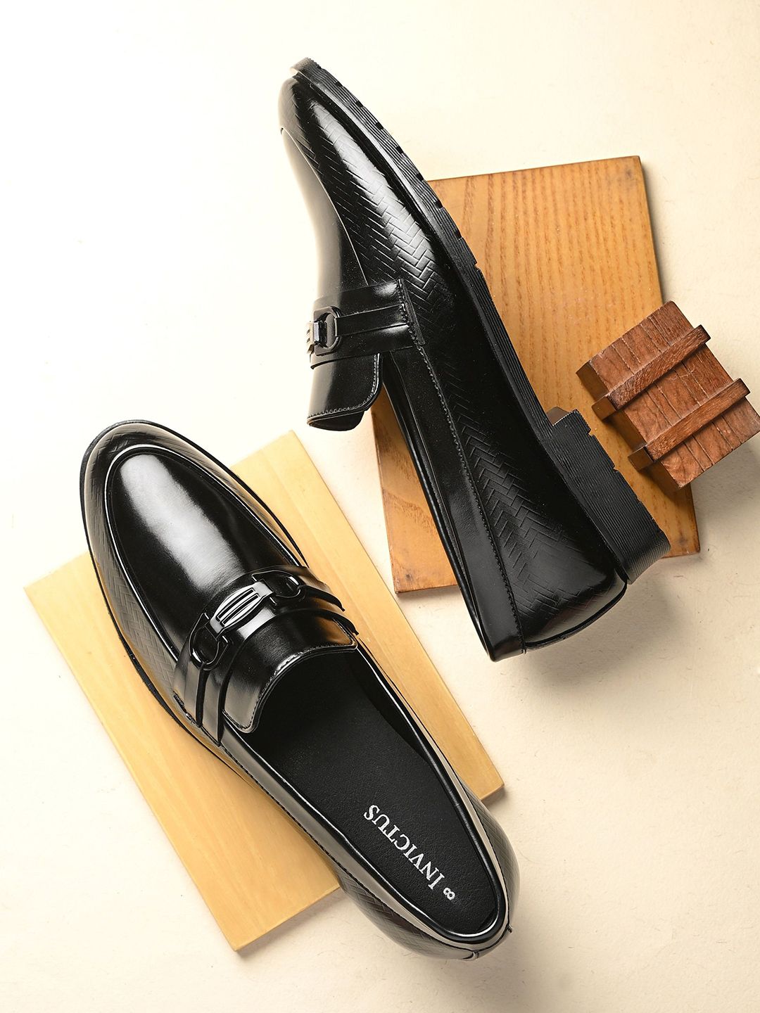 INVICTUS Men Textured Formal Loafers