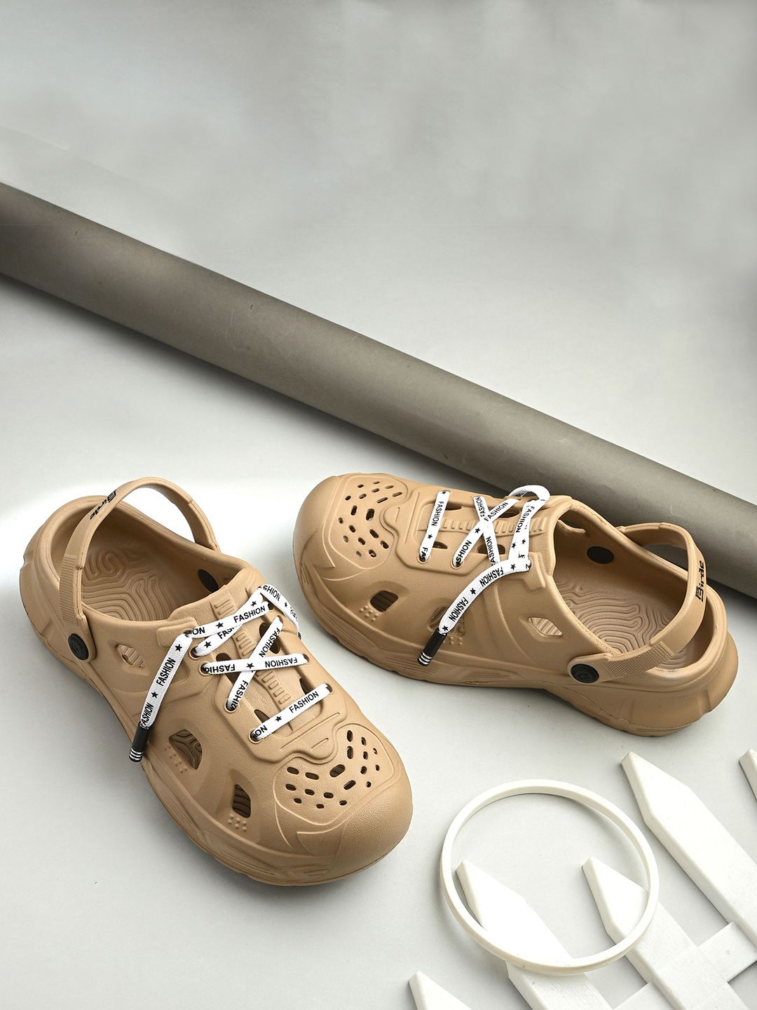 BIRDE Men Self Design Clogs