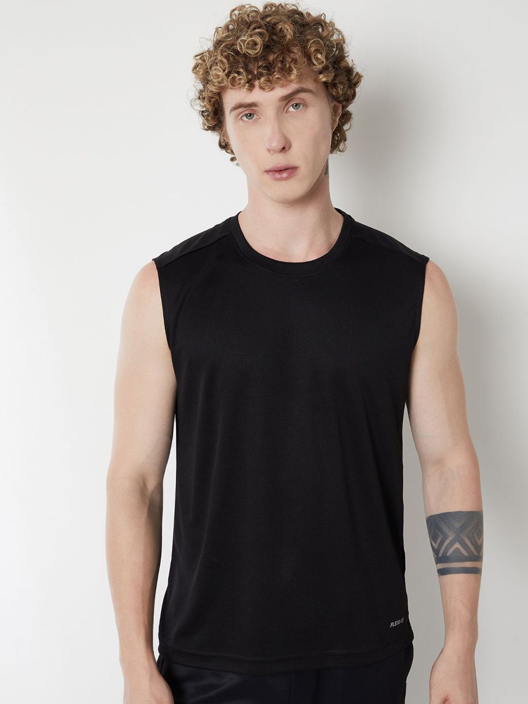 max Men Solid Round Neck T-shirt