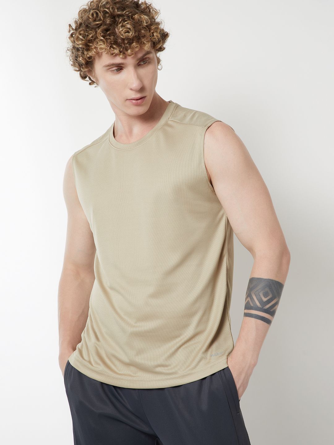max Men Solid Round Neck T-shirt