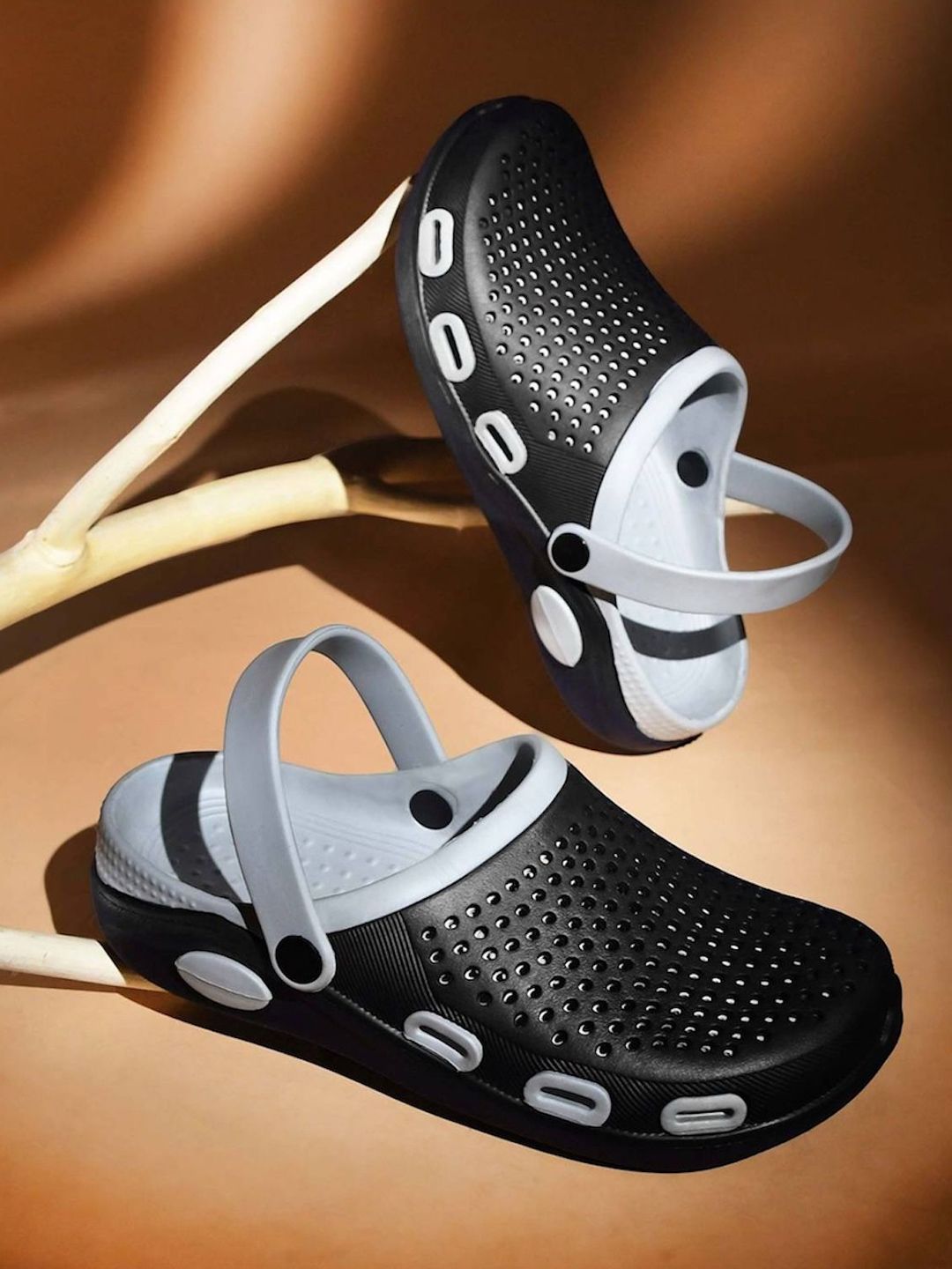 Deflow Men Self Design Lightweight Clogs