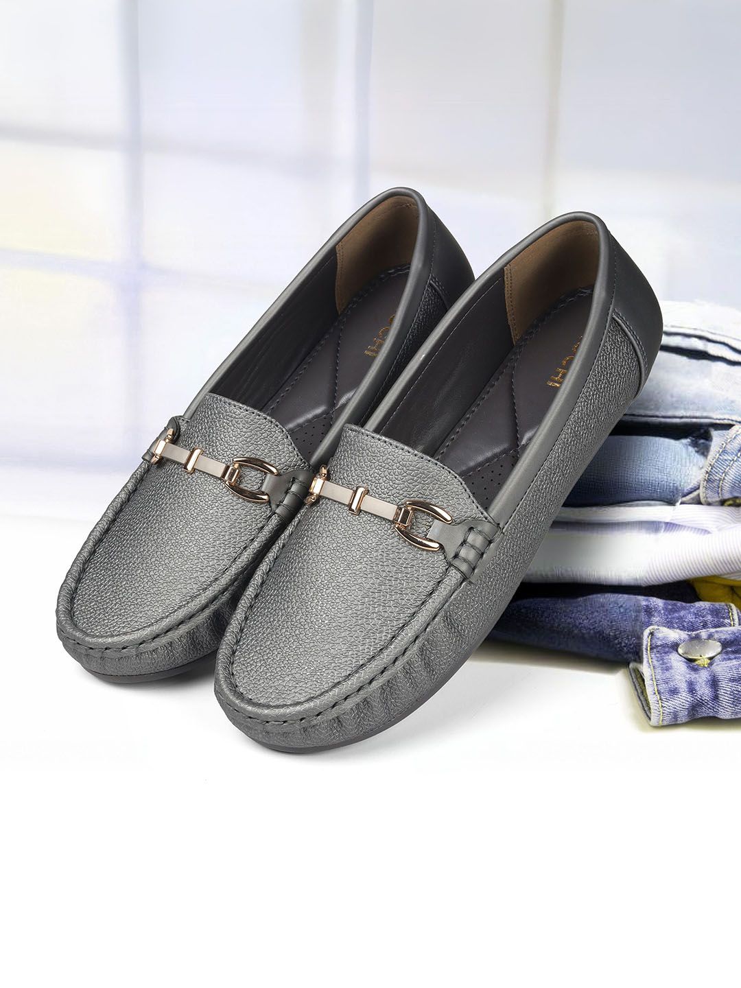 Mochi Women Textured Round Toe Slip-On Horsebit Loafers