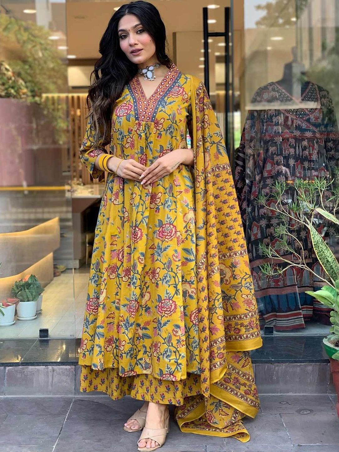 BAMSOM WEAR BAMSOM WEAR Women Self Design Viscose Rayon Kurta Sets With Dupatta