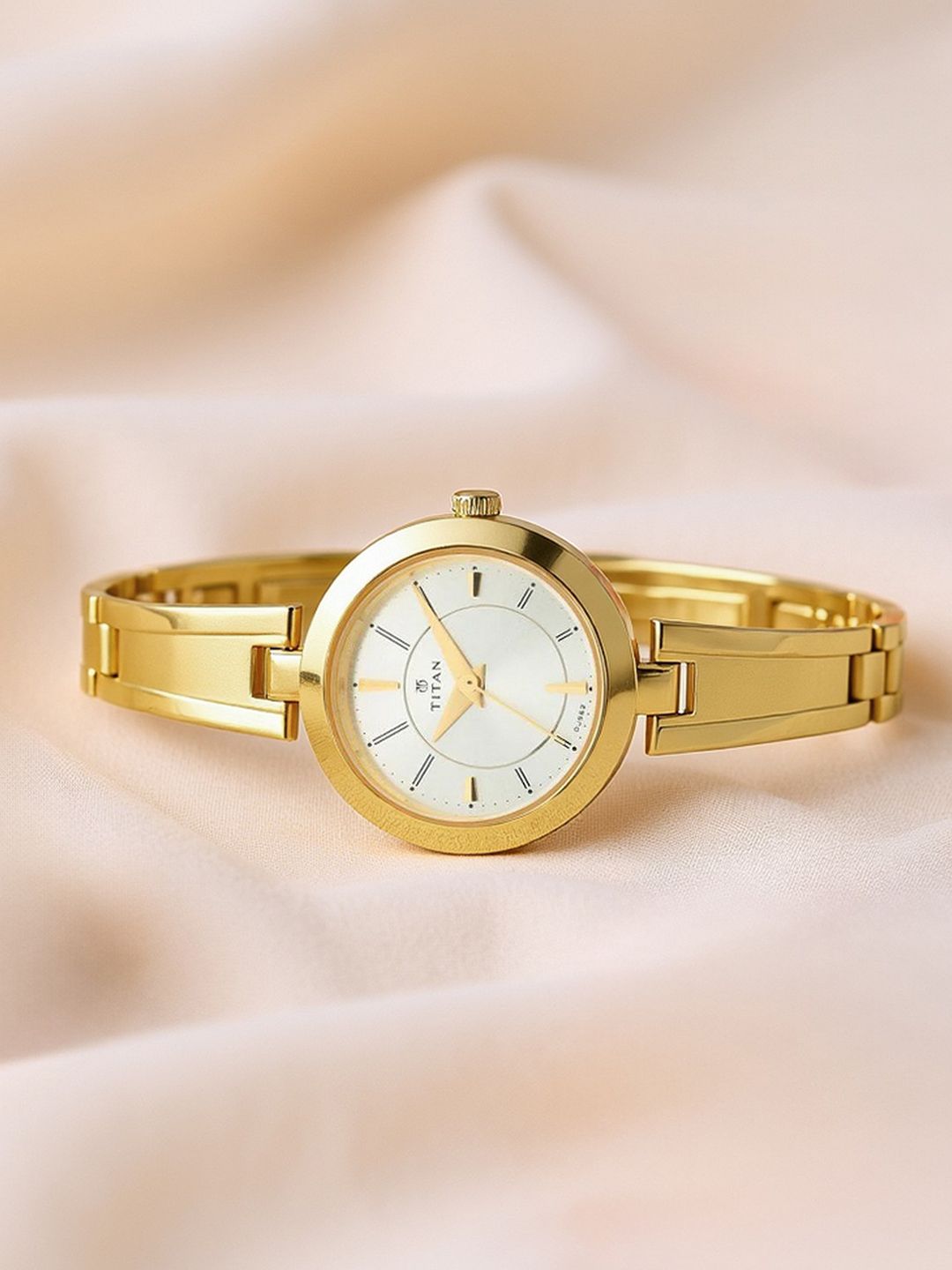 Titan Quartz Analog With White Dial Watch For Women - Nn2598ym02