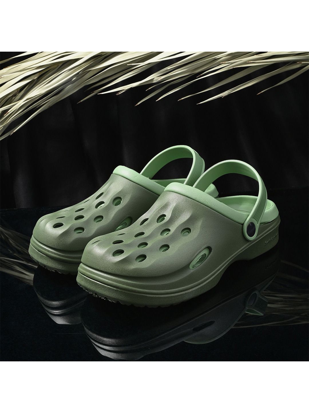 BIRDE Men Colourblocked Casual Clogs