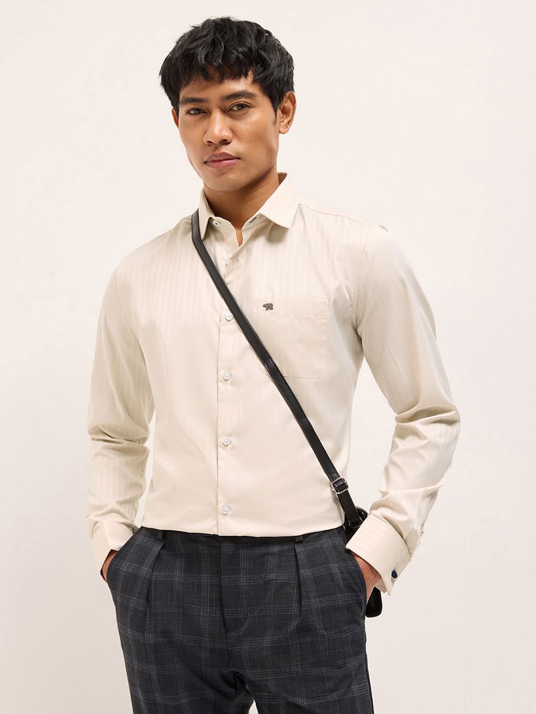 THE BEAR HOUSE Men Tailored Fit Solid Spread Collar Formal Shirt