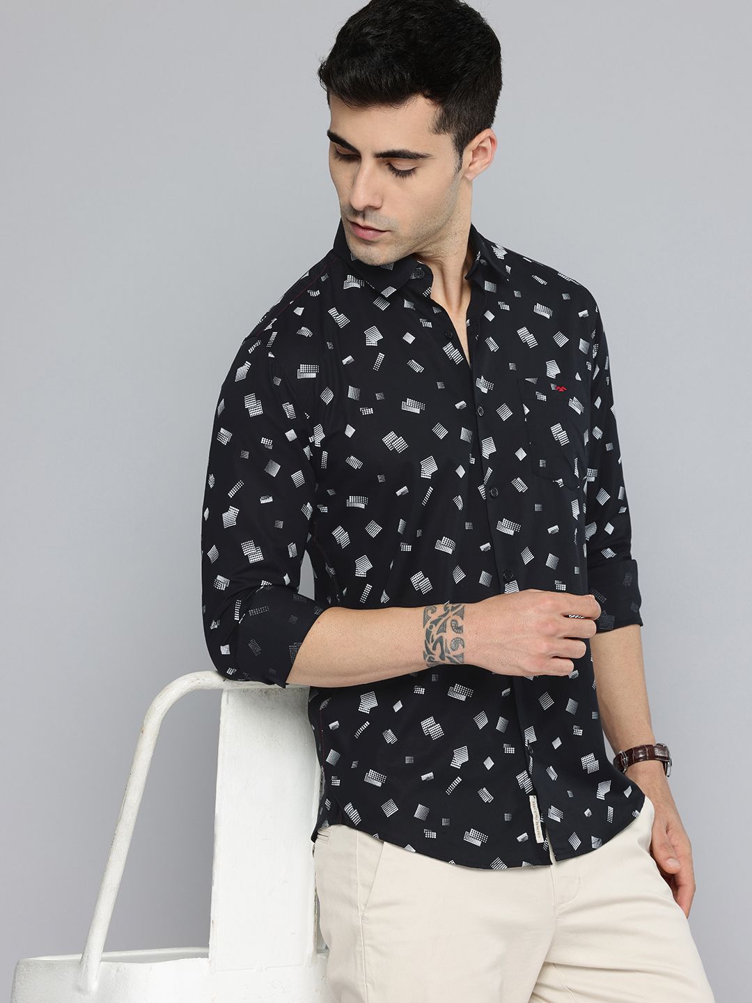 Mufti Mufti Pure Cotton Geometric Printed Slim Fit Casual Shirt