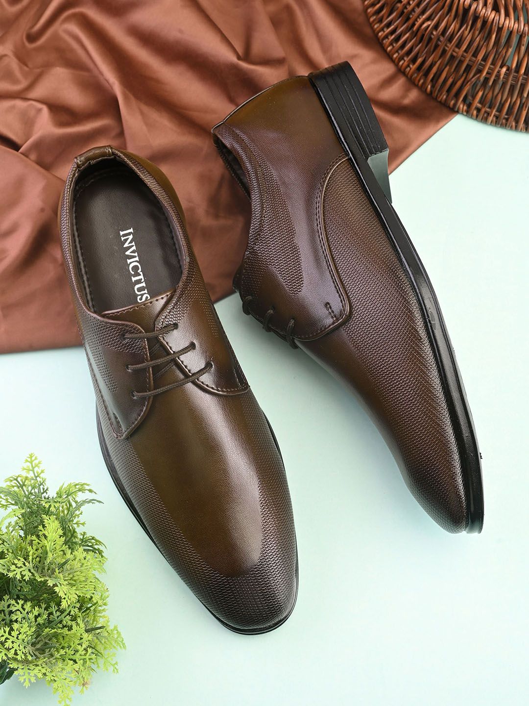 INVICTUS Men Textured Formal Derbys
